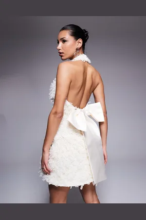 ASOS Vestido corto color crema con cuello halter y lazo en la espalda de tejido texturizado de