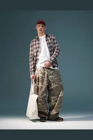 ASOS Pantalones holgados y extragrandes con estampado de camuflaje de