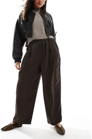 ASOS Pantalones marrón de estilo casual sin cierres con pliegues premium de