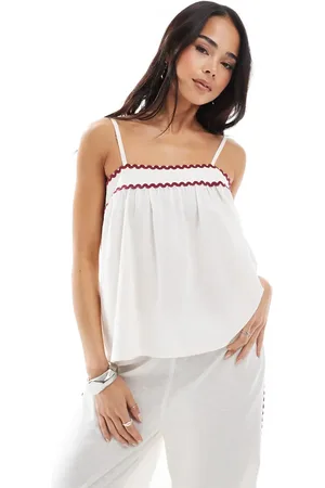 Esmée Top playero blanco de tirantes con ribetes en zigzag rojos exclusivo de (parte de un conjunto)