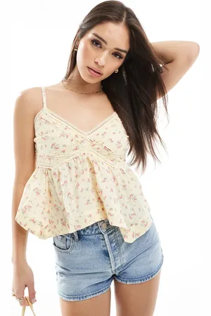Hollister Top de tirantes con estampado floral y bajo asimétrico de