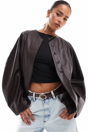ASOS Americana marrón sin solapas con mangas extragrandes de cuero sintético de