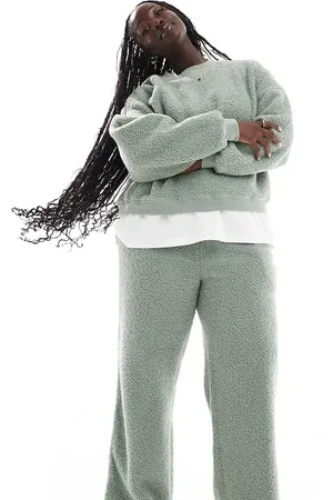 ASOS Conjunto de estar por casa color salvia de sudadera con capucha y pantalones de pernera ancha de borreguito de ASOS DESIGN Curve-Verde