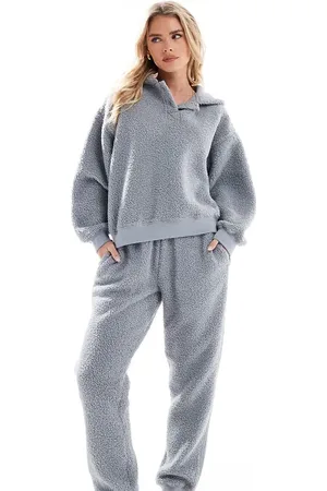ASOS Conjunto de estar por casa de joggers y sudadera extragrande con capucha de borreguito de ASOS DESIGN Petite