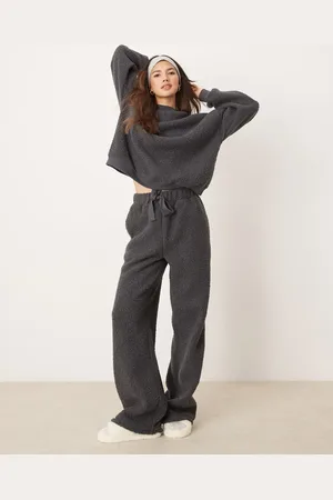 ASOS Conjunto de estar por casa de sudadera y pantalones de pernera ancha de borreguito de