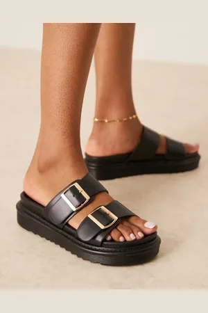Glamorous Sandalias negras con planta moldeada y diseño de dos tiras de