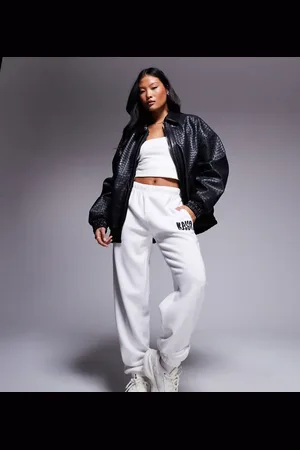 Kaiia Joggers color con logo negro ondulado y bajos ajustados Studio de Petite-Blanco