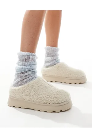 Loungeable Pantuflas color estilo mules sin cierres con suela gruesa de piel de oveja de -Blanco