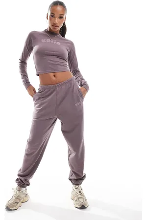 Kaiia Joggers morados con bajos ajustados y logo en relieve de (parte de un conjunto)