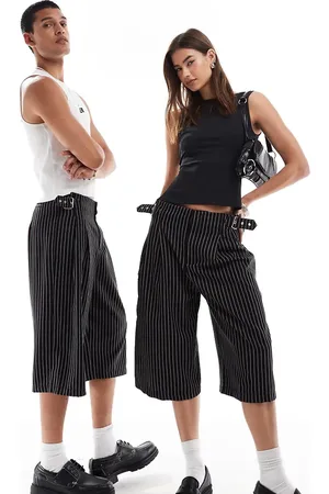 Reclaimed Pantalones cortos unisex con pinzas y detalle de hebilla de