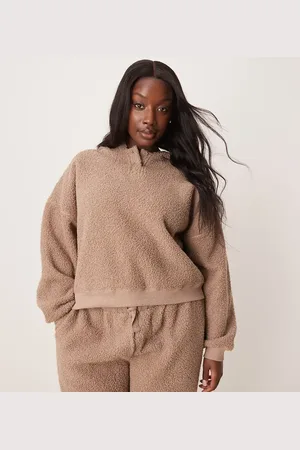ASOS Conjunto de estar por casa de joggers y sudadera con capucha de borreguito de ASOS DESIGN Curve