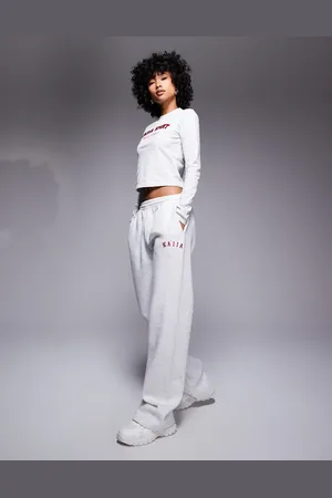 Kaiia Joggers gris claro jaspeado y rojos de pernera ancha con logo bordado de (parte de un conjunto)