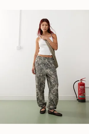 COLLUSION Joggers multicolores extragrandes con estampado de camuflaje de