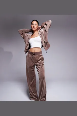 Juicy Couture Joggers marrón latte de pernera ancha de velour exclusivos en ASOS de