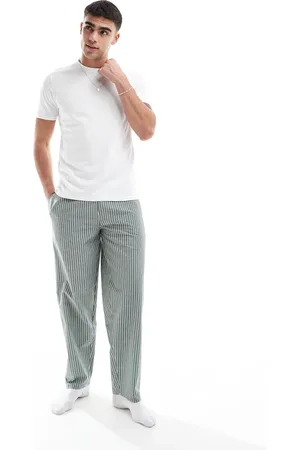 New Look Pijama caqui a rayas de camiseta y pantalones de tejido liso de -Verde