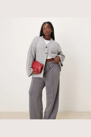 New Look Joggers oscuro de pernera ancha con pinzas de New Look Curve