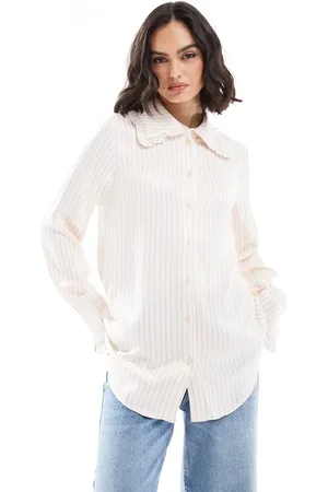 Miss Selfridge Camisa extragrande a rayas finas rosas con volantes en las solapas de