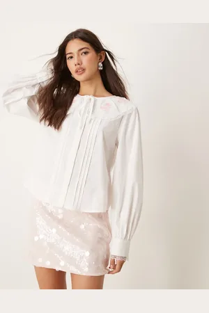 Miss Selfridge Camisa blanca con jaretas y cuello bordado tipo babero de popelina de