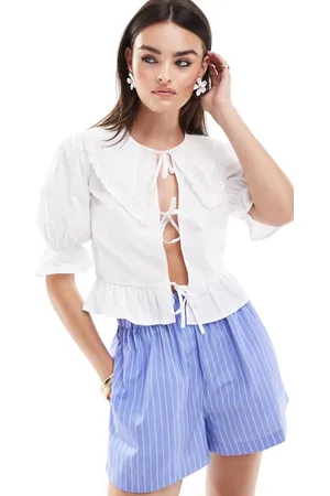 Miss Selfridge Camisa blanca con cuello babero bordado de popelina de