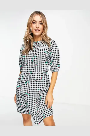 New Look Vestido corto a cuadros vichy negros con cerezas y cuello tipo babero de