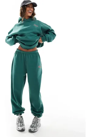 Kaiia Joggers con bajos ajustados y logo rosa de (parte de un conjunto)