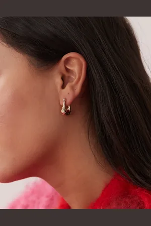 Reclaimed Pendientes de aro dorados con diseño repujado de