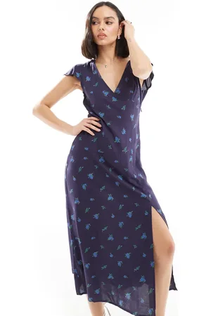 ASOS Vestido de tarde midi azul marino con cuello de pico, estampado de florecitas y mangas fluidas de -Multicolor