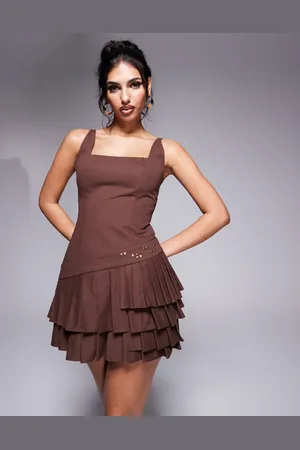 Murci Vestido corto con cuello cuadrado, cordones en la espalda, bajo plisado y detalle de tachuelas exclusivo de