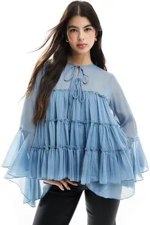 ASOS Blusa escalonada con lazada delantera y volantes en los puños de