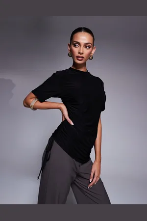 Fashionkilla Camiseta negra ceñida y moldeadora con fruncido lateral y diseño asimétrico de