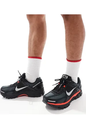 Nike Zapatillas de deporte negras y plateado metalizado Zoom Vomero 5 de