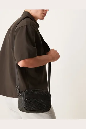 ASOS Bandolera negra con detalle de monograma de cuero sintético de