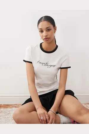 Weekday Camiseta blanca de corte estilo años 90 con ribetes y estampado gráfico delantero de