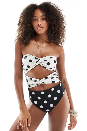 ASOS Bañador con escote palabra de honor, estampado de lunares y detalles retorcidos en la parte delantera de