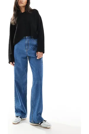 Miss Selfridge Vaqueros holgados con lavado azul y bordado floral de