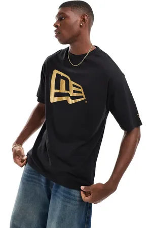New Era Camiseta negra con logo metalizado en contraste de
