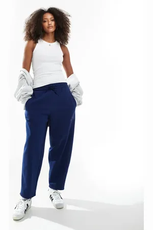 adidas Pantalones de pernera barrel de felpa con logo Essentials Contemporary de adidas