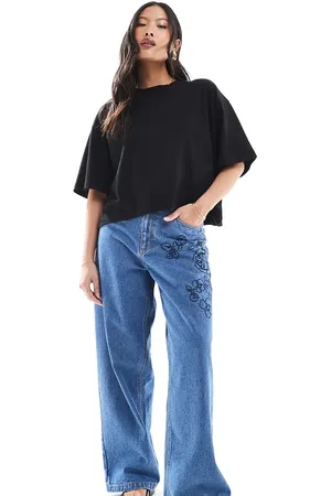 Miss Selfridge Vaqueros holgados con lavado azul y bordado floral de