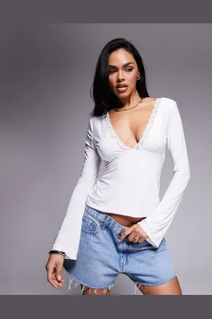 Fashionkilla Top ceñido y moldeador con cuello de pico y detalle de encaje de