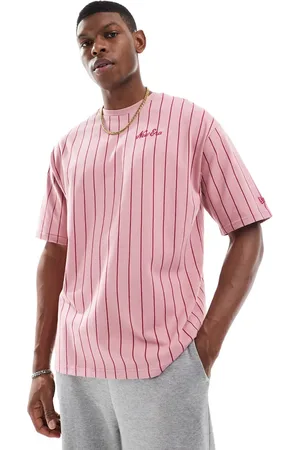 New Era Camiseta con logo de texto y raya diplomática de