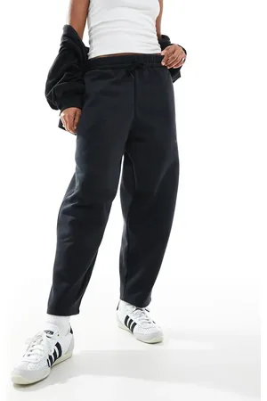 adidas Pantalones negros de pernera barrel de felpa con logo Essentials Contemporary de adidas