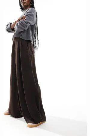 AWARE Pantalones marrón chocolate de pernera ancha con pinzas delanteras de