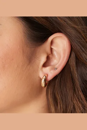 DesignB London Pendientes de aro pequeños dorados con diseño curvado de