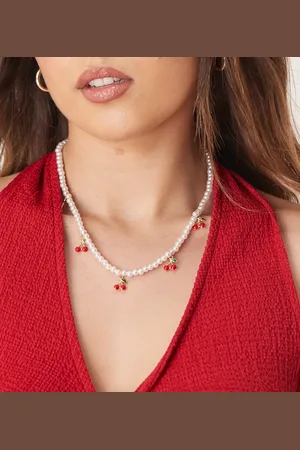 DesignB London Collar blanco de perlas con charms de cerezas de