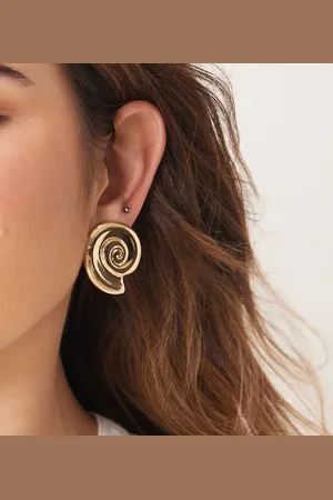 DesignB London Pendientes de botón dorados con diseño de concha en espiral de