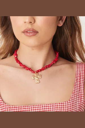 DesignB London Collar de piedras naturales con colgante dorado de cruz de