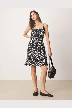 Abercrombie & Fitch Vestido lencero hasta la rodilla negro de tirantes con estampado de corazones para San Valentín de