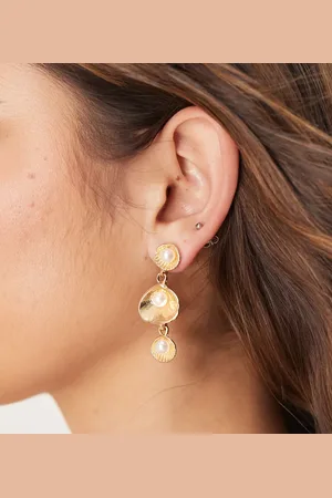 DesignB London Pendientes largos dorados con colgante de concha y detalle de perlas de