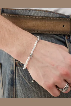 FADED FUTURE Pulsera plateada con perlas y cuentas de conchas de