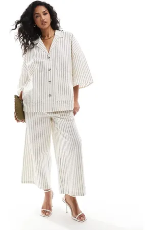 AWARE Pantalones capri blanco hueso de pernera ancha con raya diplomática de (parte de un conjunto)